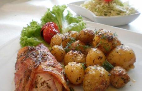 Piept de pui umplut și garnitură de cartofi noi