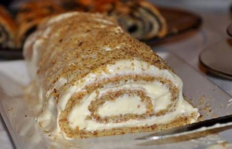 Ruladă de nucă cu cremă de vanilie