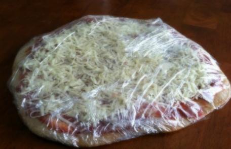 Atenţie la pizza congelată: conţine şorici, aromă de fum şi multe E-uri