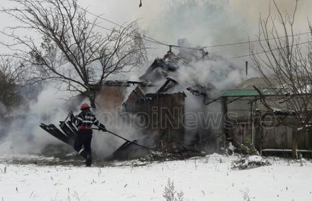 Gospodărie cuprinsă de flăcări din cauza unui jar din sobă - FOTO
