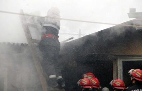 Două femei au ajuns la spital după ce locuinţele s-au aprins de la jarul căzut din sobă