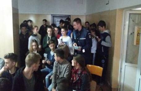 Activităţi de prevenire a consumului de droguri la două licee din Dorohoi