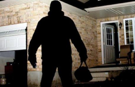 Tineri surprinşi în flagrant, în timp ce încercau să sustragă bunuri dintr-o casă nelocuită
