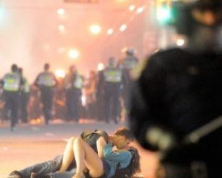 Cine sunt protagoniştii sărutului care a impresionat lumea