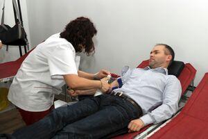 Funeriu a donat sange, Udrea a fost refuzata - vezi de ce