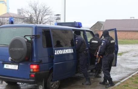 Trei tineri petrecăreți sancționați de jandarmi după ce au făcut scandal într-un club