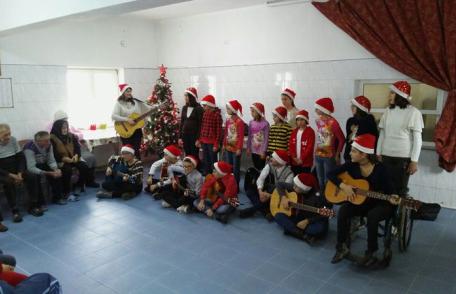 Floare de Colţ şi Doro Folk la azilul de bătrâni - FOTO