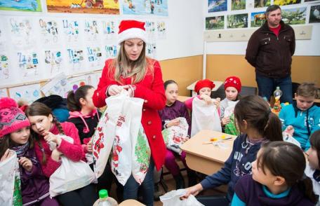 Elevii Liceului „Dimitrie Cantemir’’ din Darabani vestitori ai Nașterii Domnului - FOTO