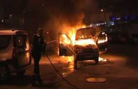 Autoturism distrus într-un incendiu provocat intenţionat