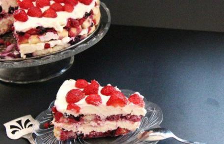 Tort cu mascarpone, fructe și pișcoturi