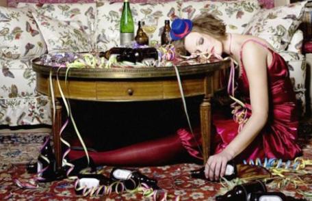 Cea mai bună metodă să scapi de mahmureală. Aşa îţi revii rapid după o petrecere