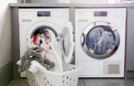 Ce se întâmplă dacă pui o aspirină în maşina de spălat. Trucul, genial!