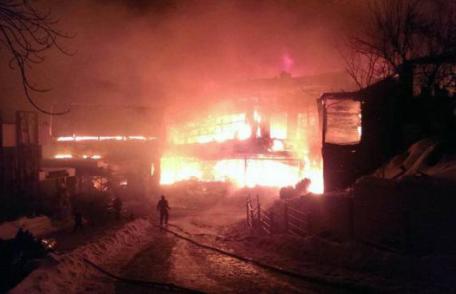 Zeci de răniți în urma unui incendiu puternic în capitală! Clubul Bamboo a ars ca o torță și s-a prăbușit