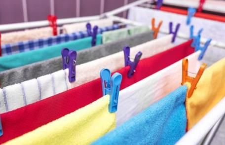 La ce riscuri te expui dacă îţi usuci hainele în casă