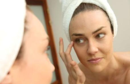 Puncte de grăsime în jurul ochilor? Scapă de ele în mod natural