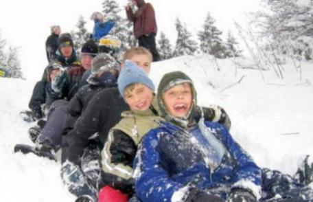 Elevii intră vineri în vacanţa intersemestrială. Când se întorc la şcoală