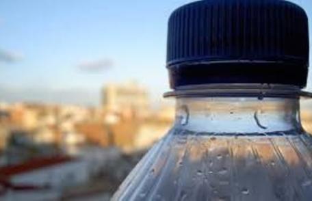 Motivul alarmant pentru care nu ar trebui să refolosești sticlele din plastic