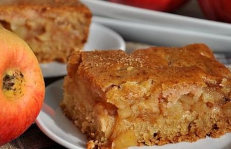 Prăjitură turnată cu mere