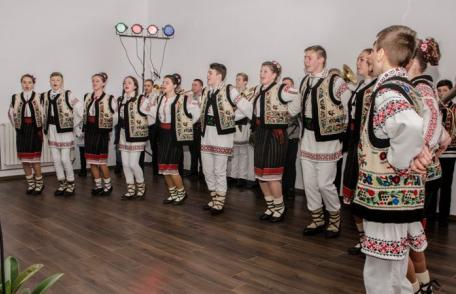 Şezătorile iernii la Havârna - Copiii şi tinerii din Havârna învăță jocul popular tradiţional