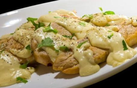 Piept de pui cu sos de smântână și muștar