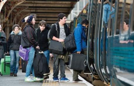 Studenții vor putea să meargă gratis cu trenul și la alegeri și proteste, nu doar la școală și acasă