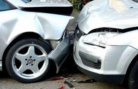 S-a urcat băut la volan și a lovit două mașini care circulau regulamentar
