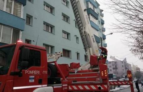 Intervenție a pompierilor dorohoieni pentru degajarea țurțurilor de pe singurul bloc turn din municipiu