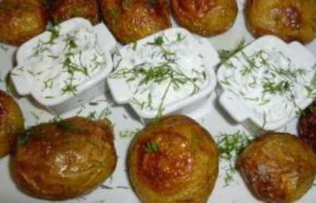 Cartofi copți cu sos de iaurt