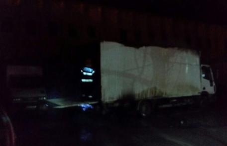 Camion parcat pe o stradă din Botoșani, distrus într-un incendiu - FOTO