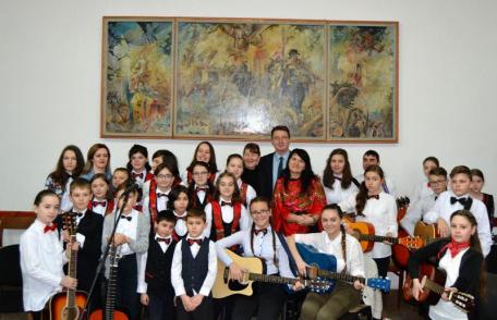 „Sărut femeie mâna ta!” spectacol pentru fiinţa cea mai dragă: MAMA – VIDEO