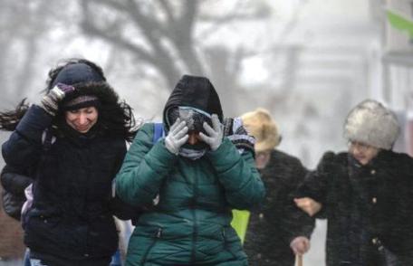 Informare meteo de vânt puternic şi ploi, în toată ţara. Strat nou de zăpadă