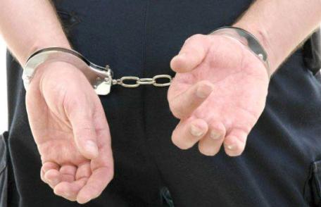 Doi bărbați cercetaţi în stare de reţinere după ce au făcut scandal într-un bar și au adresat injurii polițiștilor