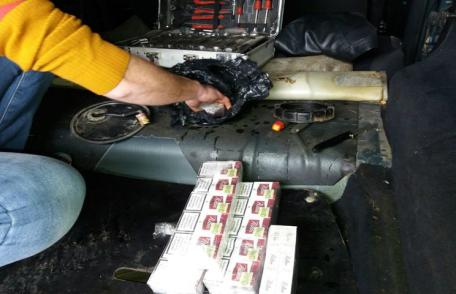 Țigări de contrabandă găsite de poliţiştii de frontieră împreună cu câinele Nacagu, la Punctul de Trecere a Frontierei Stânca - FOTO