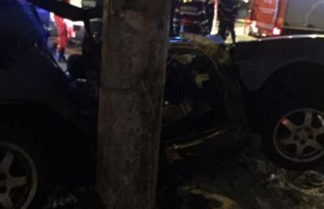 Accident cu trei victime, după ce s-a oprit cu mașina într-un sâlp de beton