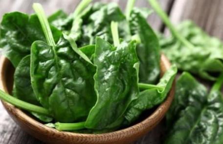 Spanacul crud sau gătit? Cum este mai sănătos să mănânci