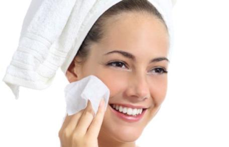 Folosești șervețele demachiante? Boala cruntă pe care o poți face din cauza lor!