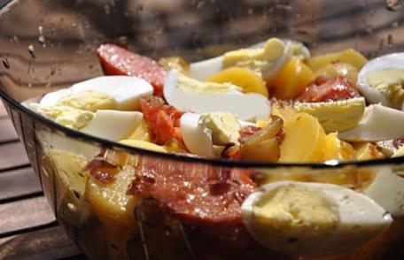 Salată de cartofi cu cârnați