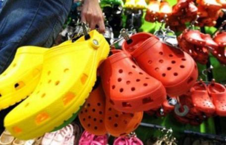 Dacă aveţi acest tip de papuci de plastic, aruncaţi-i imediat! Motivul te va şoca