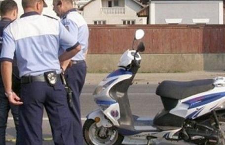 Prins în trafic cu mopedul neînregistrat și fără permis