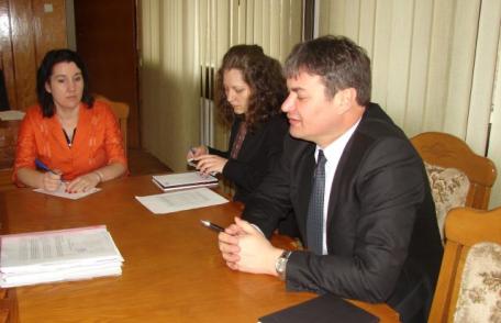 Primarul comunei Prăjeni, invitat de prefect să explice situaţia din comună după ce mai mulţi locuitori s-au plâns de licitaţiile cu pământuri