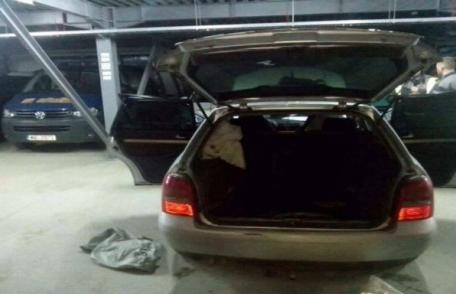 Șofer urmărit pe străzile din Dorohoi după ce nu a oprit la semnalele polițiștilor. Vezi ce ascundea în mașină - FOTO