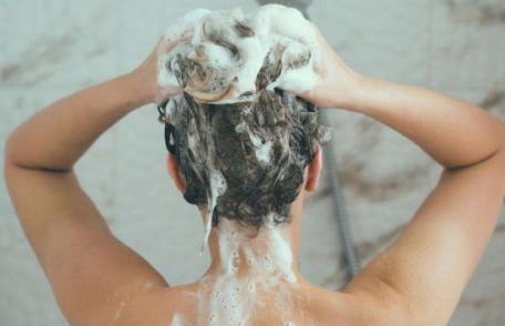 Ce se întâmplă dacă adaugi bicarbonat de sodiu în șampon?