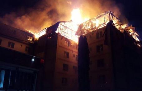 Pompierii botoșăneni solicitați să ajute la stingerea unui incendiu uriaş la Gura Humorului