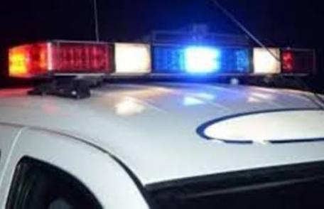 Aventură pe șosea! A pierdut controlul volanului și s-a izbit în gardul unei locuințe!