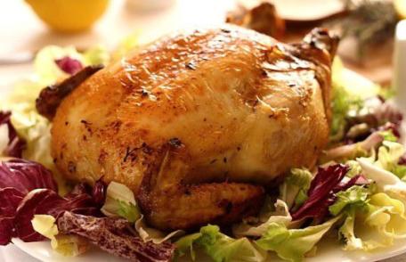 Pui întreg la cuptor cu usturoi şi lămâie