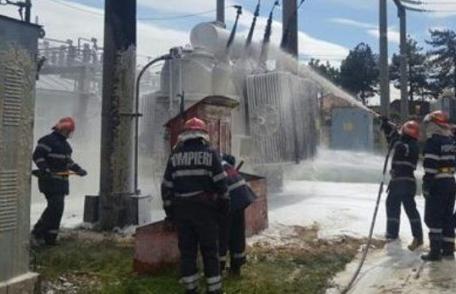 După aproximativ 9 ore, intervenția la transformatorul de pe strada Mobilei din Botoșani, continuă