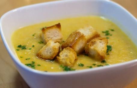 Supă cremă de morcovi și cartofi cu crutoane