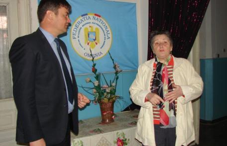 Prefectul judeţului, în vizită la pensionari - FOTO