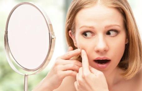 Locurile în care îți apar coșuri spun multe despre problemele tale de sănătate