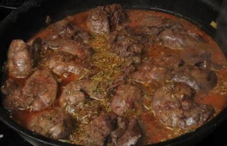 Ficat de pui cu ceapă în tigaie la cuptor